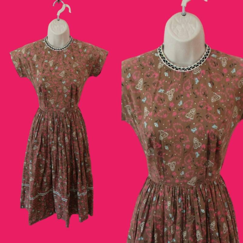1950Er Jahre Fräulein Frida Frock/Vintage 50S Bunt Baumwolle Falten Kleid + Bayern Mädchen Vogel Blume Blatt Scherzartikel Print von dixiefried