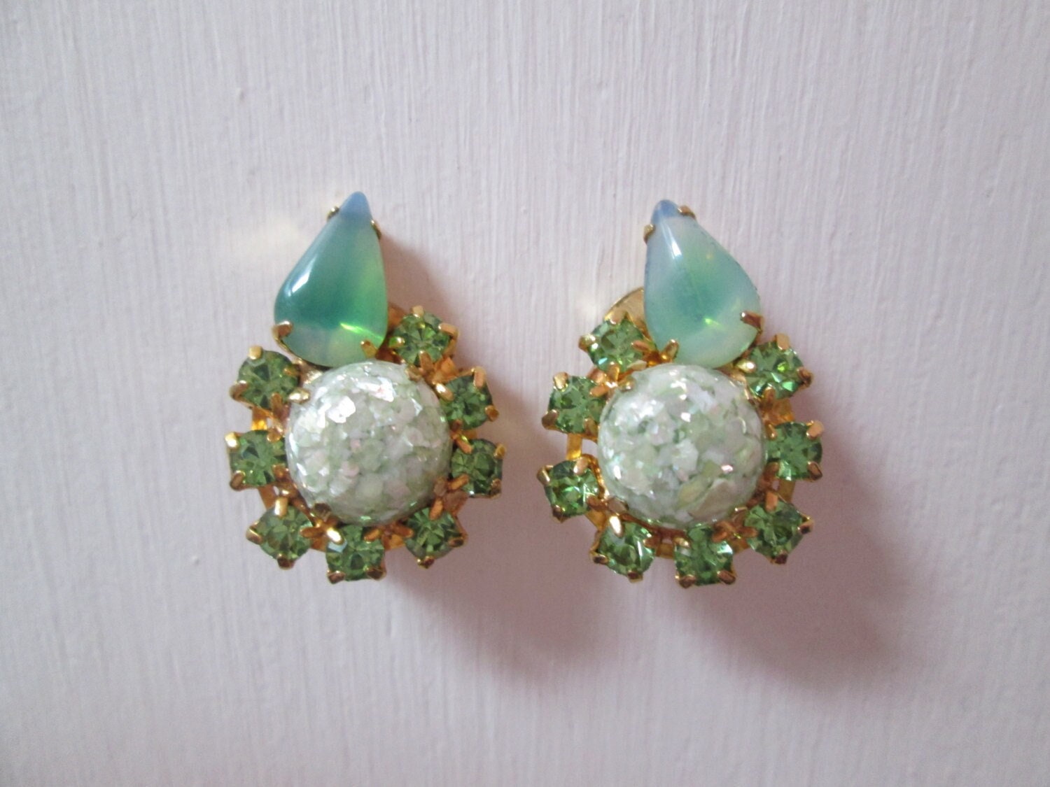 1950Er Vintage Aurora Borrealis Ohrringe/50Er Jahre Grüne Strass + Konfetti Lucite Funkelnder Cocktail Party Clip von dixiefried