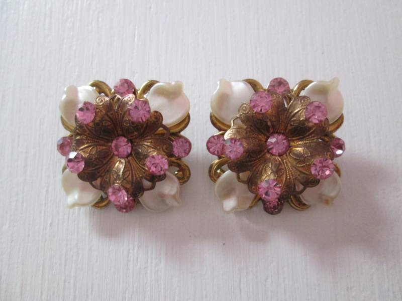 Schlichte Vintage 1950Er 50Er Jahre Gold Metall + Pink Strass Perlmutt Lucite Blütenblatt Ohrclips Schlichte Vintage 1950Er 50Er Jahre Gold Metall + Pink Strass Perlmutt Lucite Blütenblatt Ohrclips von dixiefried