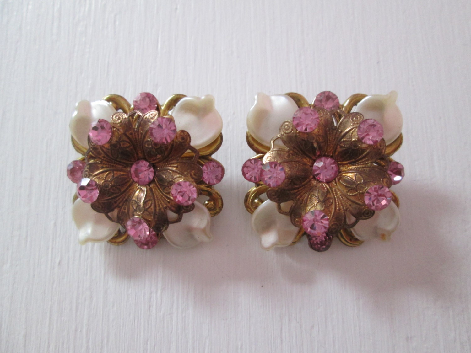 Schlichte Vintage 1950Er 50S Gold + Pink Strass Perlmut Lucite Blütenblatt Ohrclips von dixiefried
