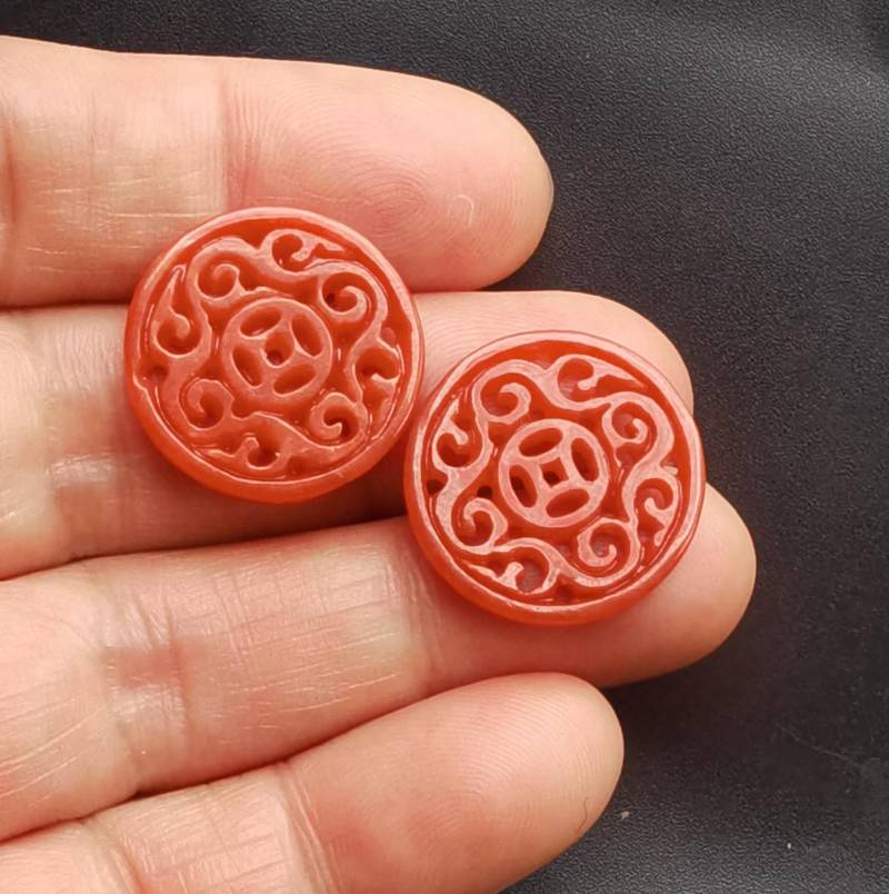 2 Stück Rote Jade Blume Münze Anhänger Geschnitzte Amulett Perlen | 21 Mm von diygem