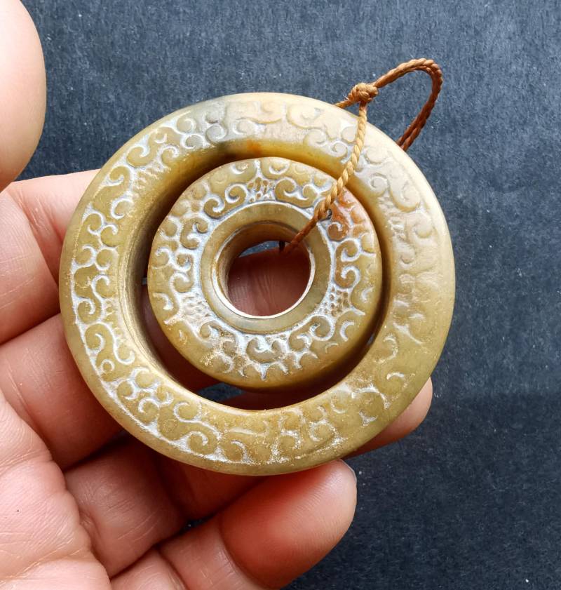 53 Mm, Double Donut Kreis Dot Carving Gelb Jade Stein Anhänger, Glück Amulett Für Die Herstellung Handgemachte Halskette Anhänger Jewerly Link 53 Mm, Double Donut Kreis Dot Carving Gelb Jade Stein Anhänger, Glück Amulett Für Die Herstellung Handgemachte Halskette Anhänger Jewerly Link von diygem