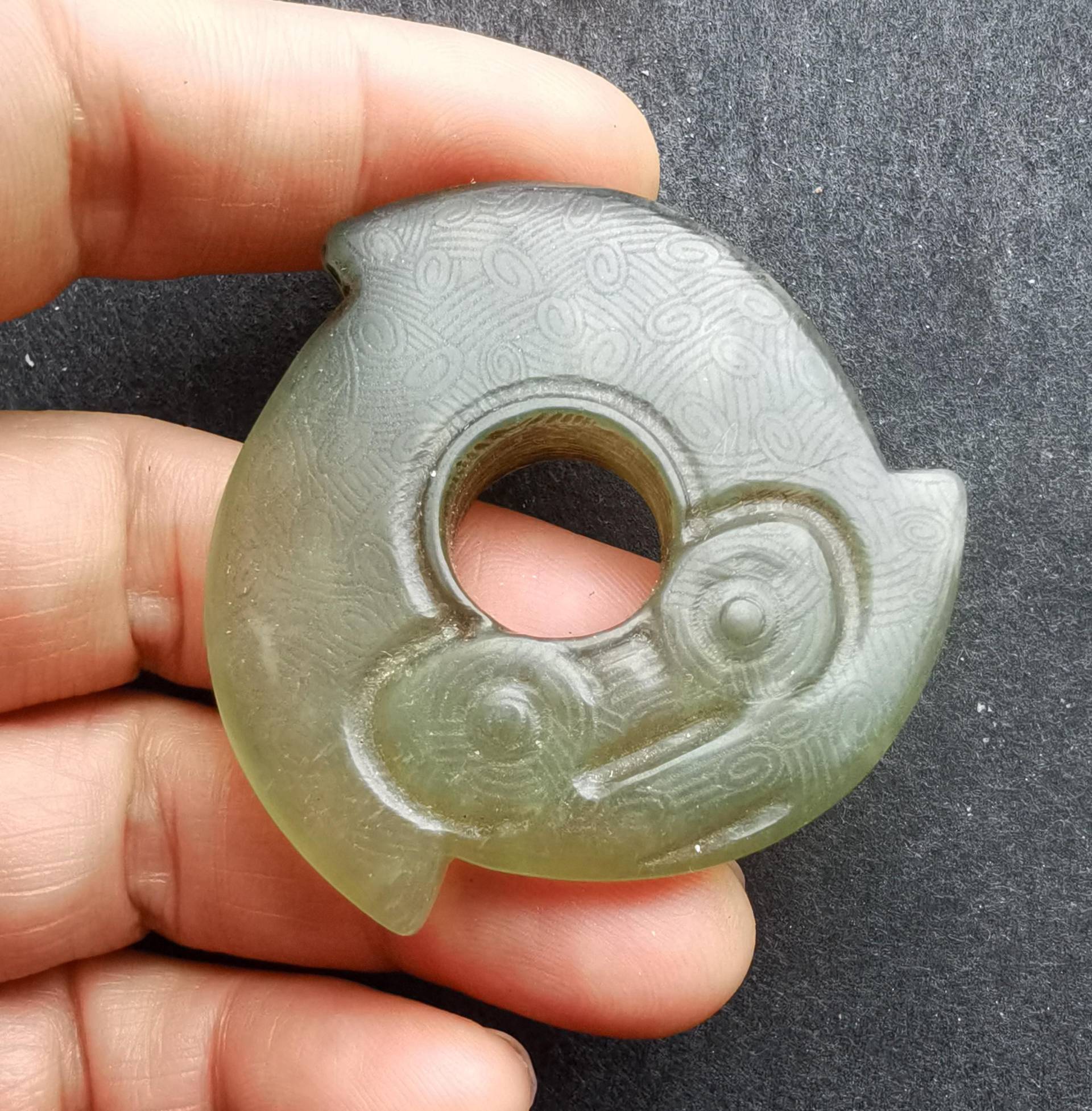 Donut-Kreis Twist Drachenrad Schnitzen Natürlichen Grünen Jade Stein Anhänger, Doppel-Gesicht Amulett Mythisch Für Die Herstellung Von Hand Donut-Kreis Twist Drachenrad Schnitzen Natürlichen Grünen Jade Stein Anhänger, Doppel-Gesicht Amulett Mythisch Für Die Herstellung Von Hand von diygem