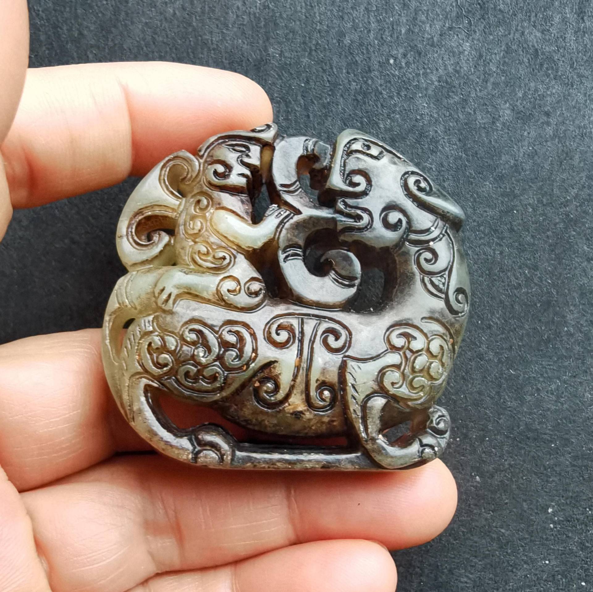 Drache Mann Schnitzen Natürlichen Grünen Jade Stein Anhänger, Double Face Tier Charme Für Die Herstellung Halskette Großhandel Edelstein Perle Drache Mann Schnitzen Natürlichen Grünen Jade Stein Anhänger, Double Face Tier Charme Für Die Herstellung Halskette Großhandel Edelstein Perle von diygem