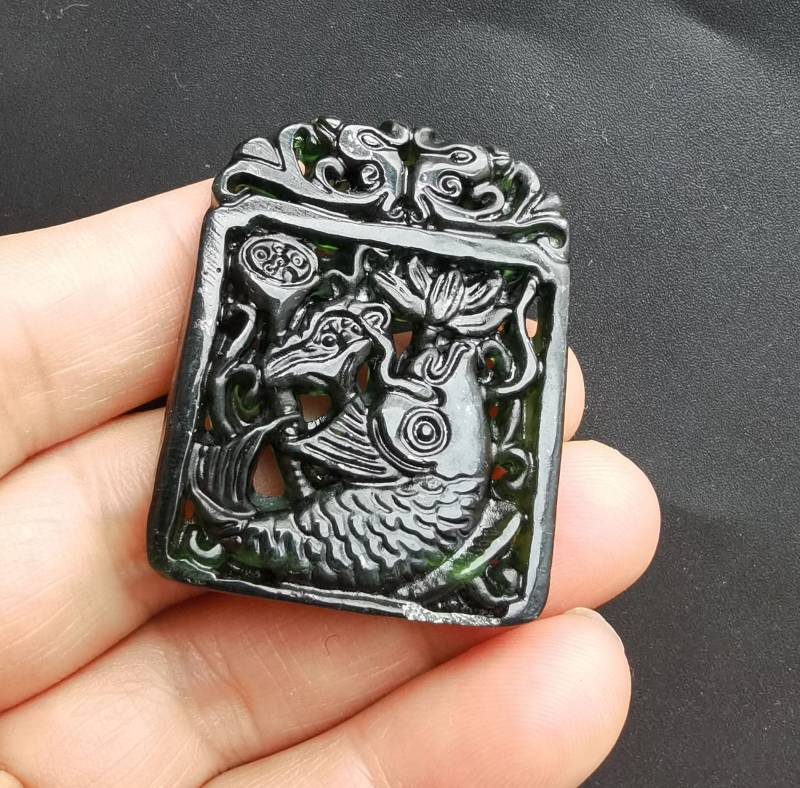 Geschnitzte Schwarz Grüne Jade Anhänger Fisch Blumen Drachen Amulett von diygem