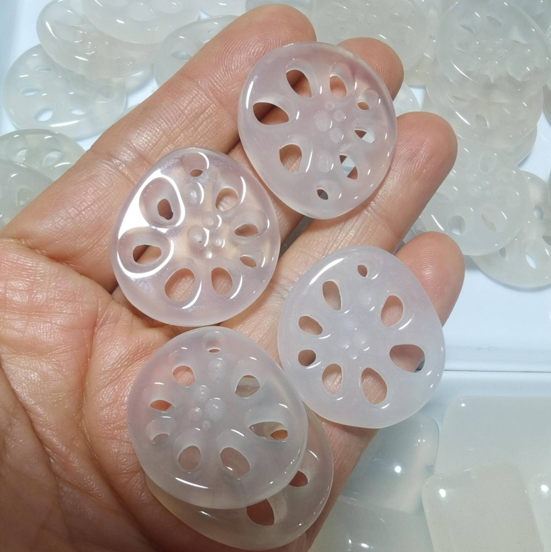 Geschnitzter Weißer Chalcedon Lotus Wurzel Anhänger Achat Edelstein Verbinder Geschnitzter Weißer Chalcedon Lotus Wurzel Anhänger Achat Edelstein Verbinder von diygem