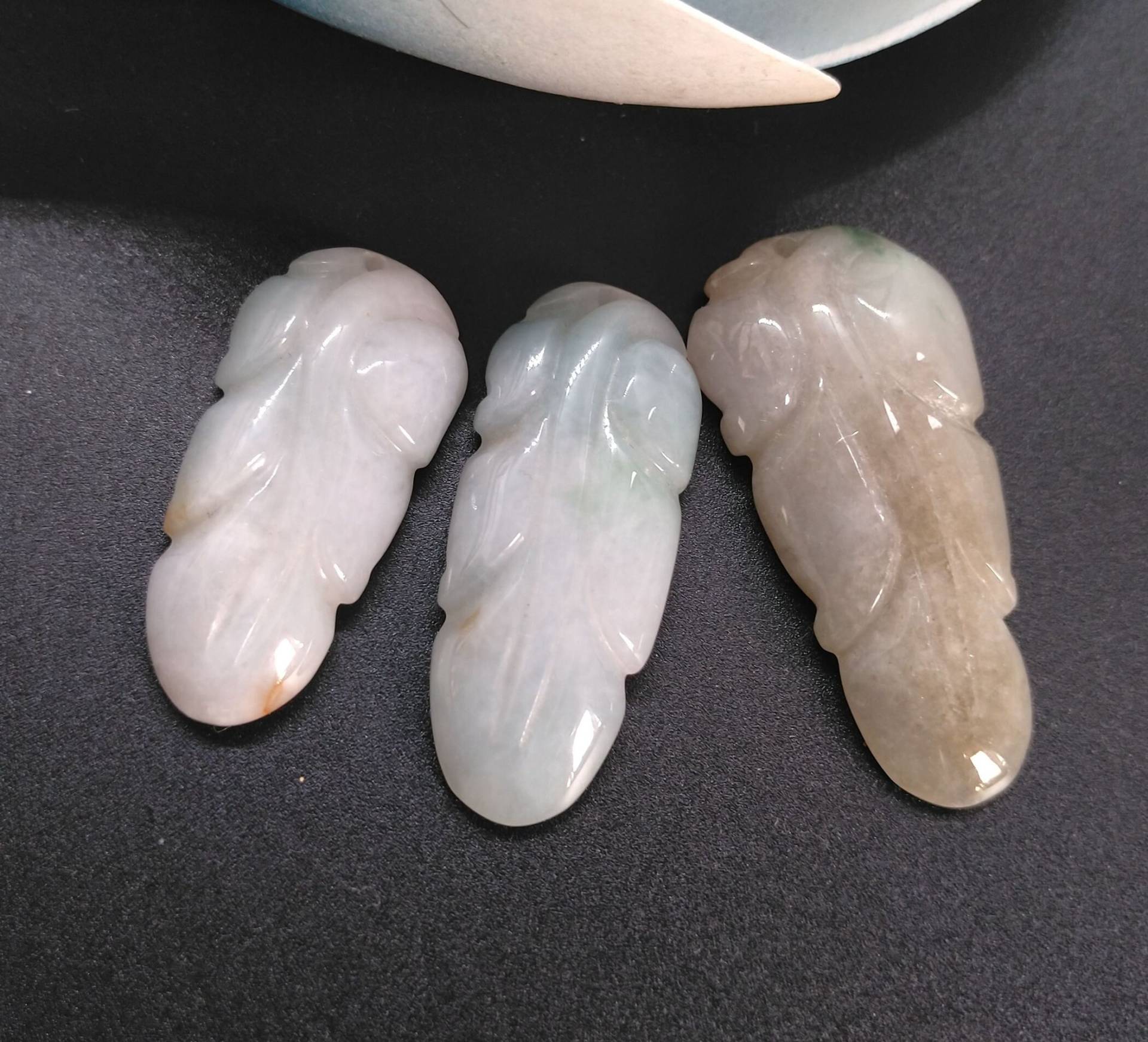 Geschnitztes Amulett Aus Grünem Jadeit in Blattform von diygem