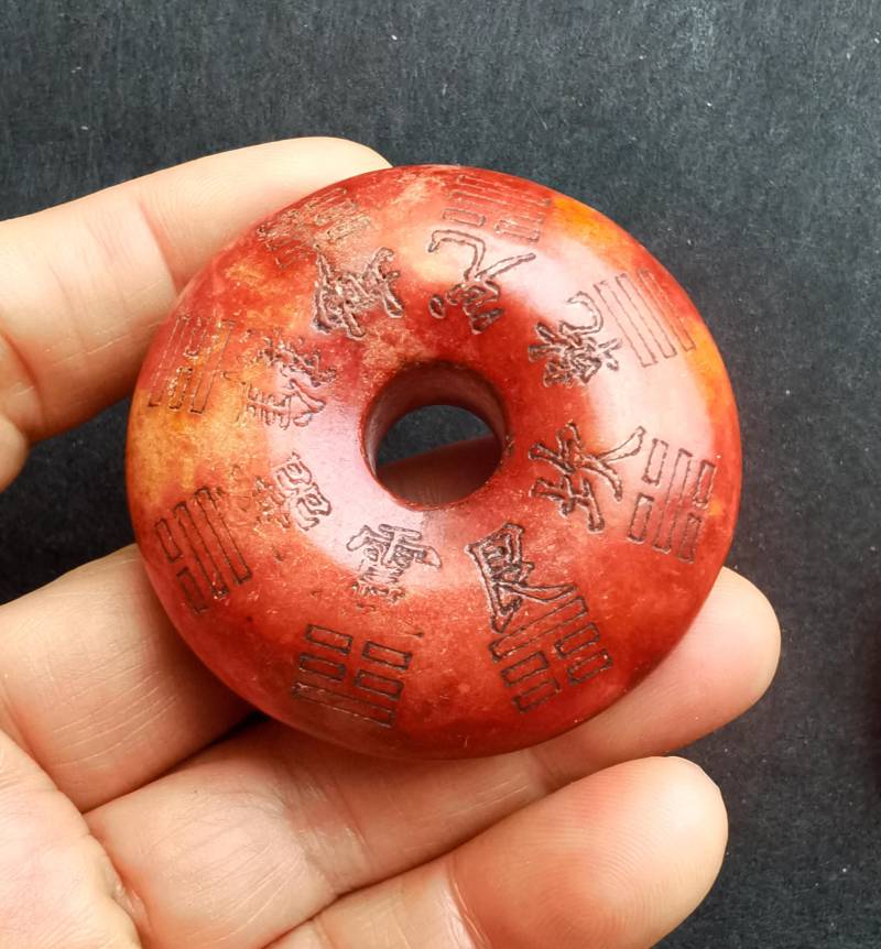 Groß Donut Kreis Amulett Wort Carving Rot Gelb Jade Stein Anhänger, Doppel-Gesicht Charme Mythisch Für Die Herstellung Von Handgemachten Halskette von diygem