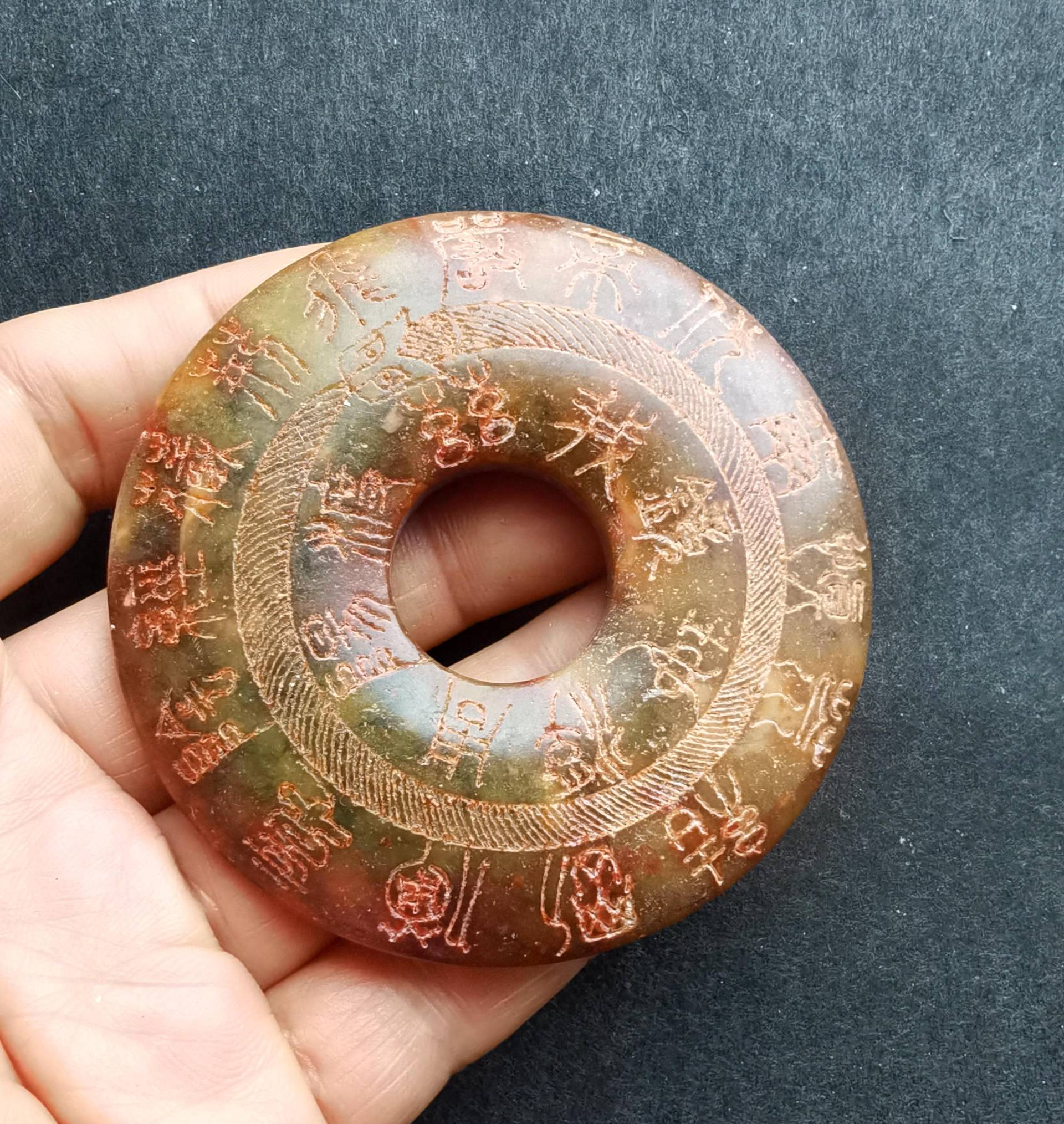 Großes Donut-Kreis-Amulett Wort, Das Braune Jadestein-Anhänger, Doppelseitige Jadecharme Schnitzt Mythisch Für Die Herstellung Der Handgemachten Großes Donut-Kreis-Amulett Wort, Das Braune Jadestein-Anhänger, Doppelseitige Jadecharme Schnitzt Mythisch Für Die Herstellung Der Handgemachten von diygem