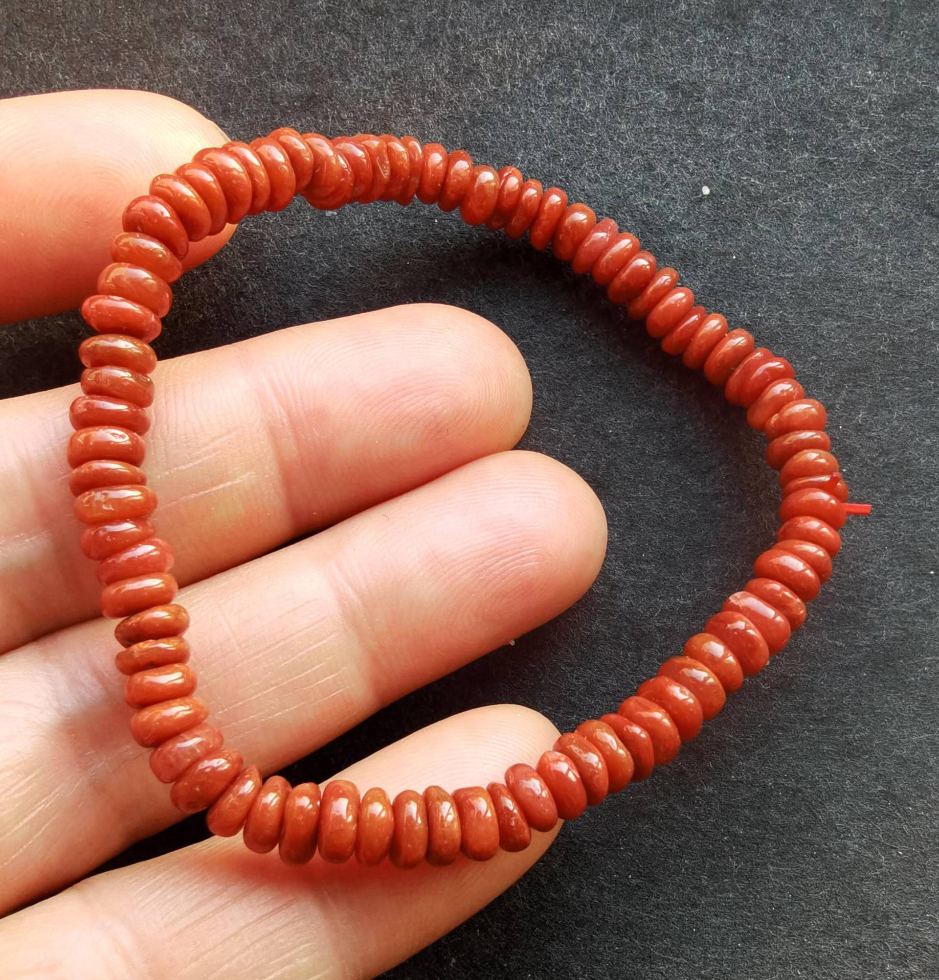 Zufällige Nugget Chip Natürliche Rote Achat Stein Perlen Dünne Armband, Unisex Schmuck, Amulett Stretch Gutes Glück Geschenk, Geburtstag Geschenk von diygem