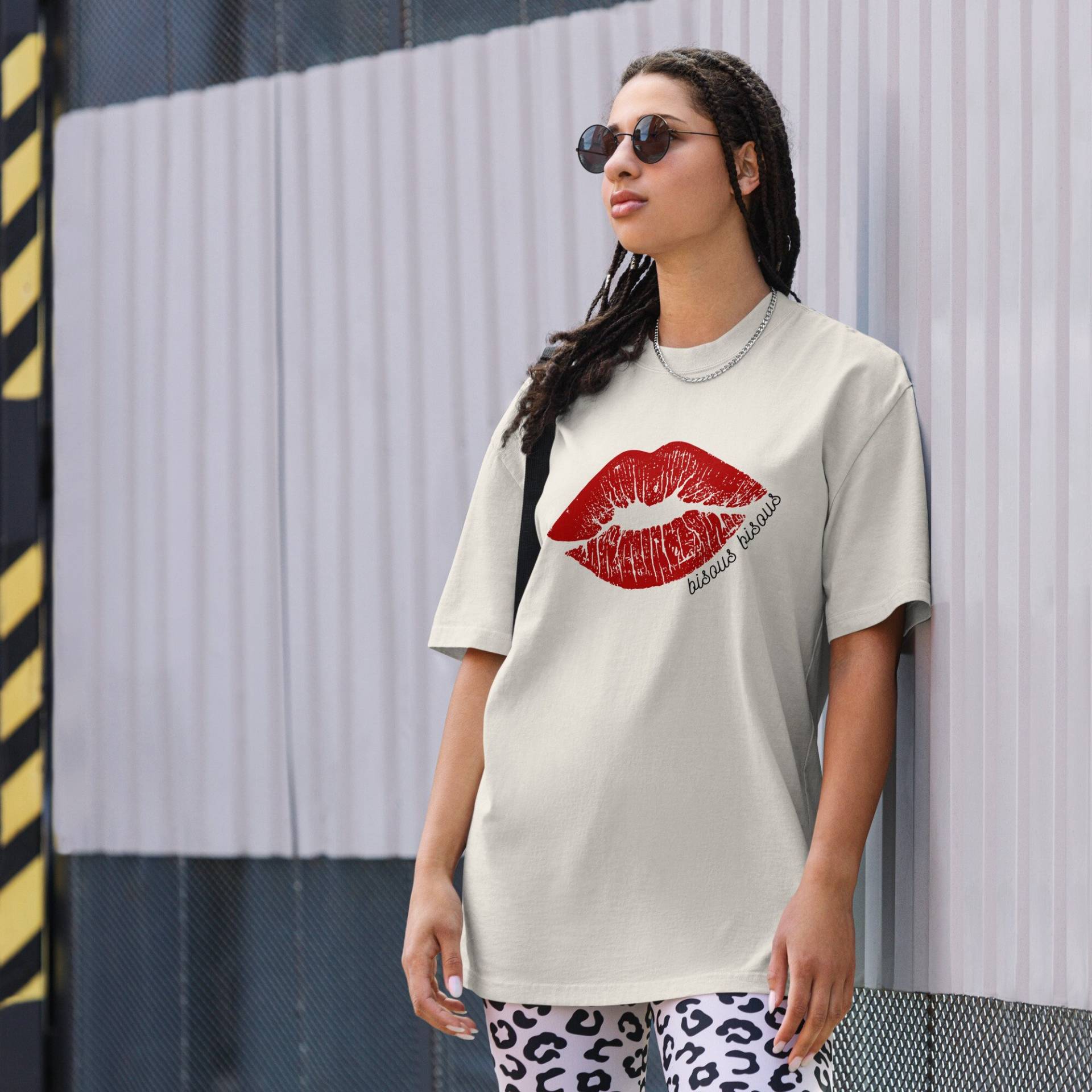 Bisous Oversized T-Shirt, Faded T-Shirt, French Chic, Red Lipstick Shirt von diyserendipity