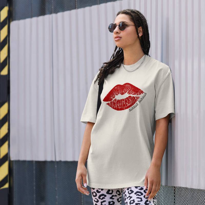 Bisous Oversized T-Shirt, Faded T-Shirt, French Chic, Red Lipstick Shirt von diyserendipity