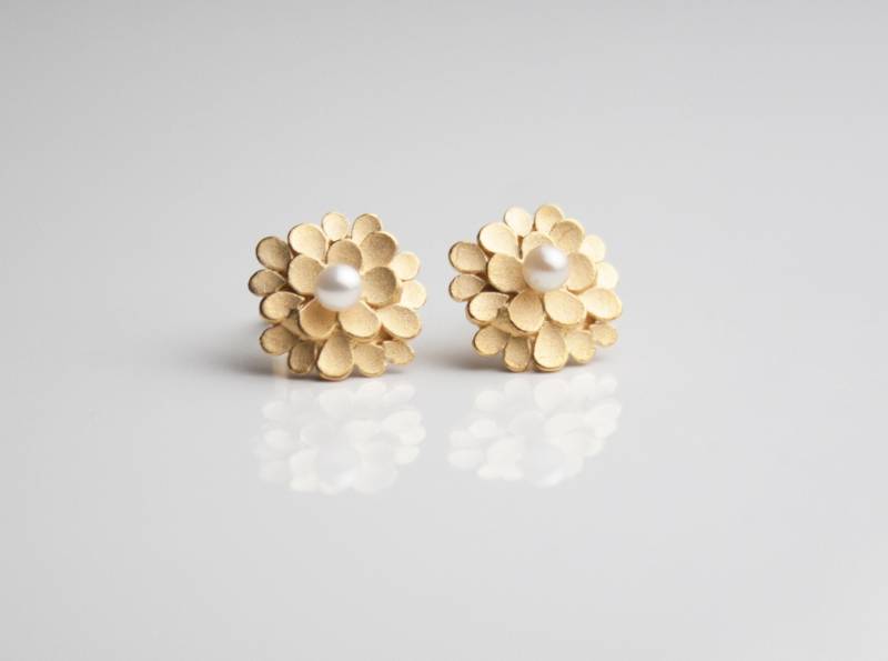 Dahlia 18Ct Gold Ohrringe Mit Perlen von dkjewellery