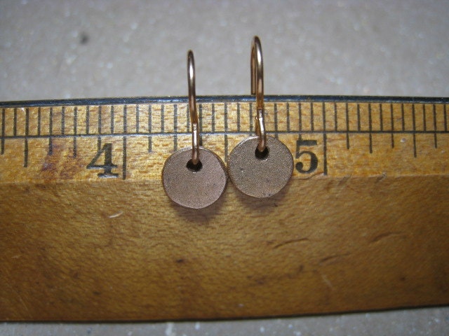 Zierliche Bronze Scheibe - Zierliche Ohrringe Zierliche Bronze Scheibe - Zierliche Ohrringe von dklStudios
