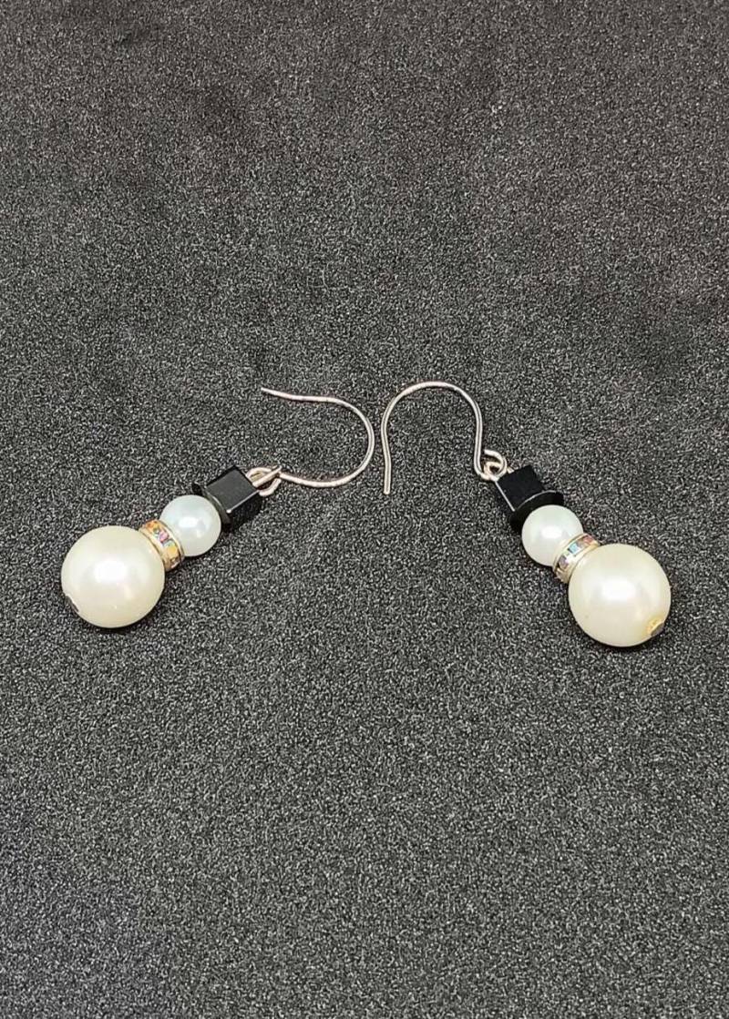 Weiße Perlen Schneemann Ohrringe von dlhogan