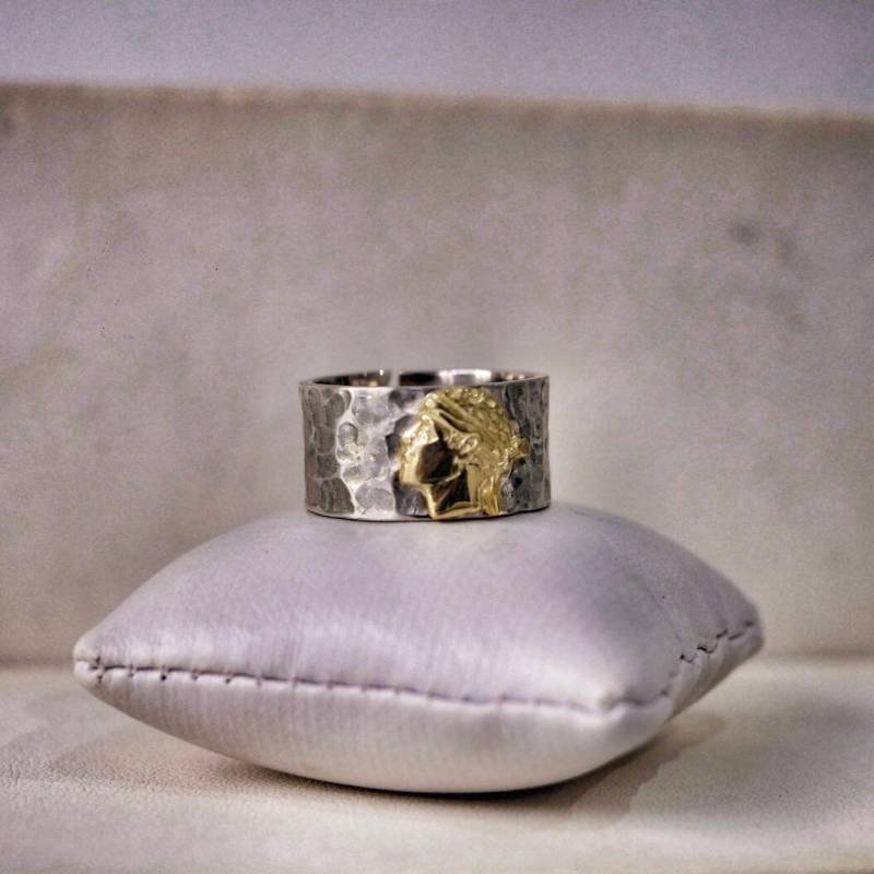 Gehämmerter Ring Aus Gold Und Silber Gehämmerter Ring Aus Gold Und Silber von dmPERALDI