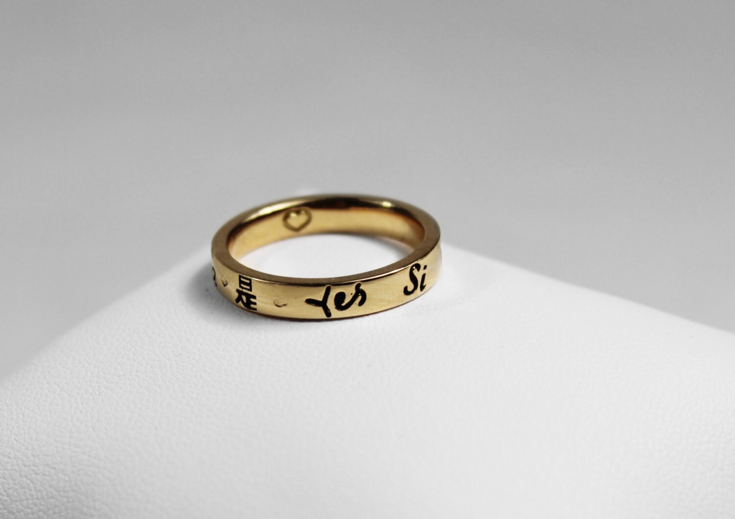 „Yes" Ehering in Mehreren Sprachen 750Er Gelbgold „Yes" Ehering in Mehreren Sprachen 750Er Gelbgold von dmPERALDI