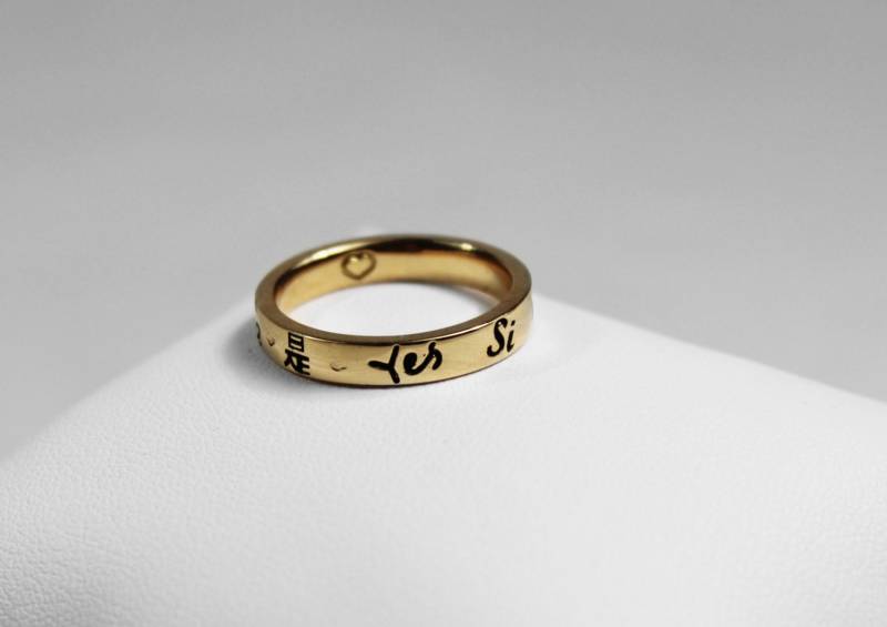 „Yes" Ehering in Mehreren Sprachen 750Er Gelbgold von dmPERALDI