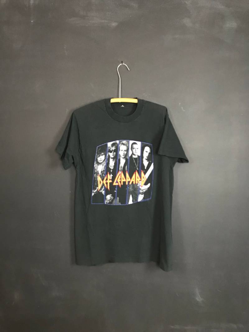 Vintage Def Leppard Band T-Shirt Adrenalize Tour 1992 Konzert Shirt Vintage Def Leppard Band T-Shirt Adrenalize Tour 1992 Konzert Shirt von dmgdgoodsclothing