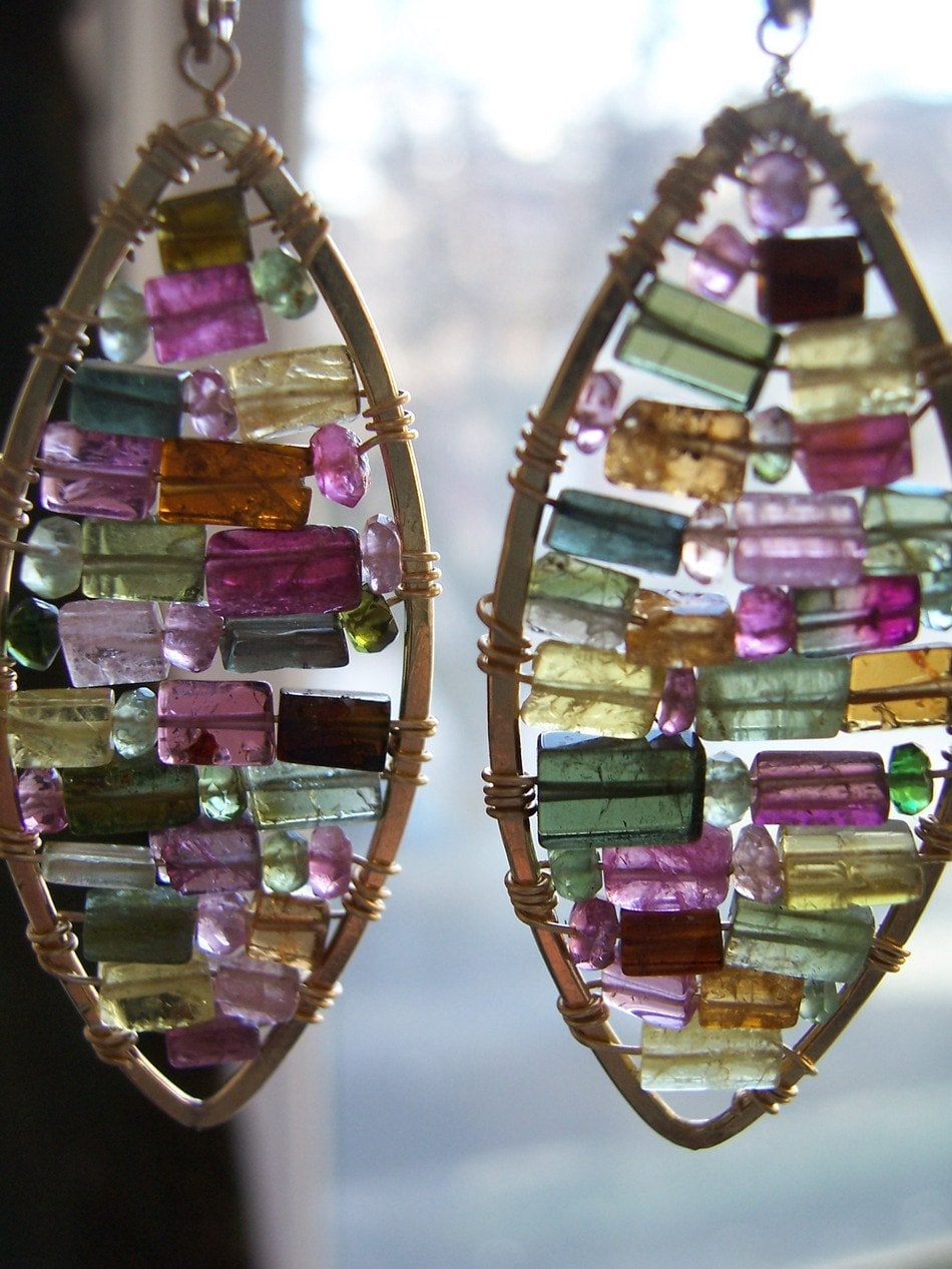 "Gold Turmalin Tropfen Ohrringe, "Buntglas" Schmuck, Wassermelonen-Turmalin Gewebte Edelstein-Mosaik Brautjungfern Geschenk." von dnajewelrydesigns