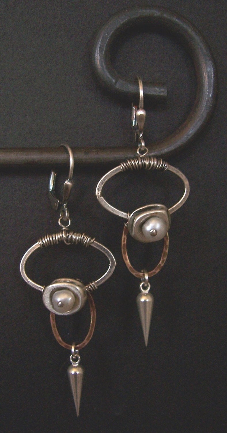 Metall-Raumschiff-Ohrringe Sterling Silber, Kupfer, Perle von dnajewelrydesigns