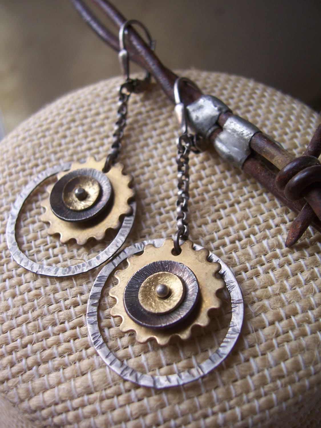 Mixed Metal Steampunk Ohrringe Schmuck Watchpart Industrieschmuck Moderner Damenschmuck von dnajewelrydesigns
