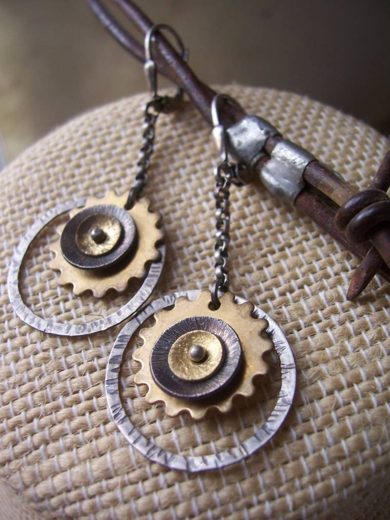 Mixed Metal Steampunk Ohrringe Schmuck Watchpart Industrieschmuck Moderner Damenschmuck von dnajewelrydesigns