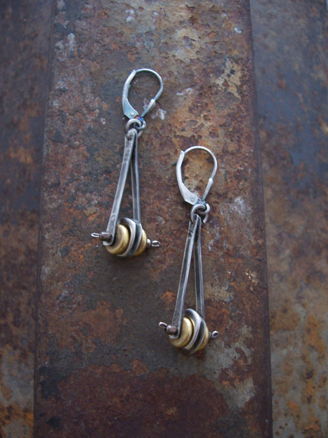 Oxidierte Sterling Silber Pendel Ohrringe Messing Industrial Steampunk Style von dnajewelrydesigns