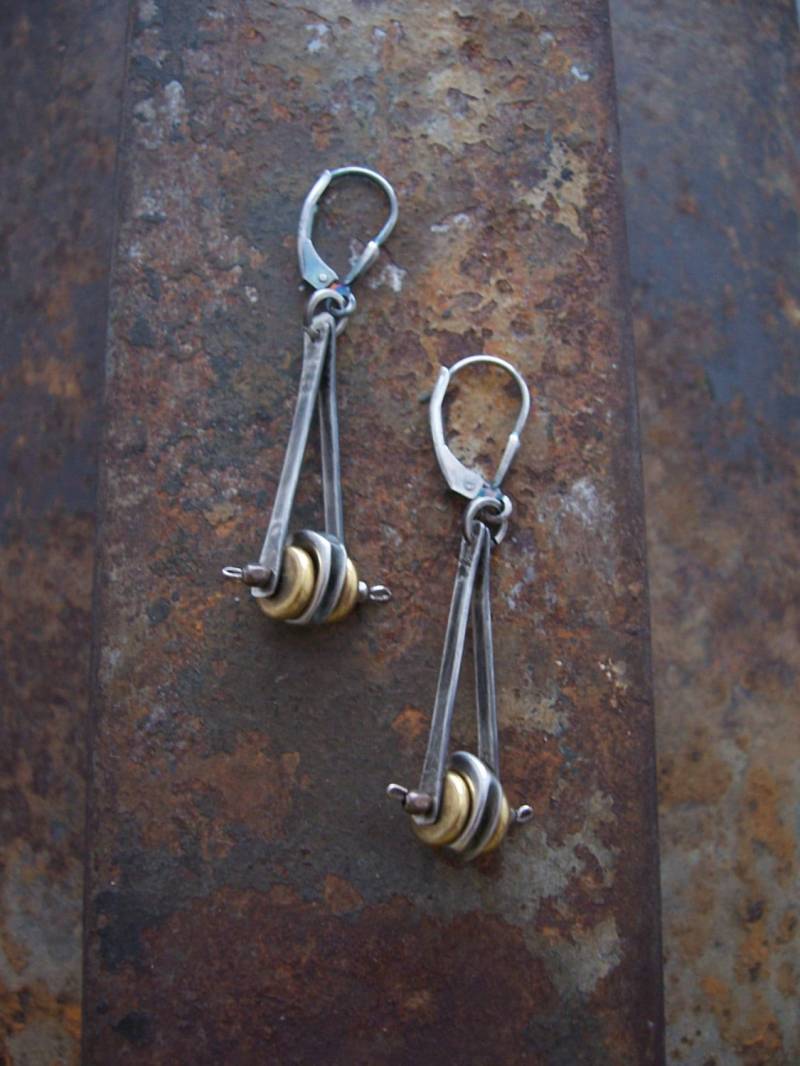 Oxidierte Sterling Silber Pendel Ohrringe Messing Industrial Steampunk Style von dnajewelrydesigns