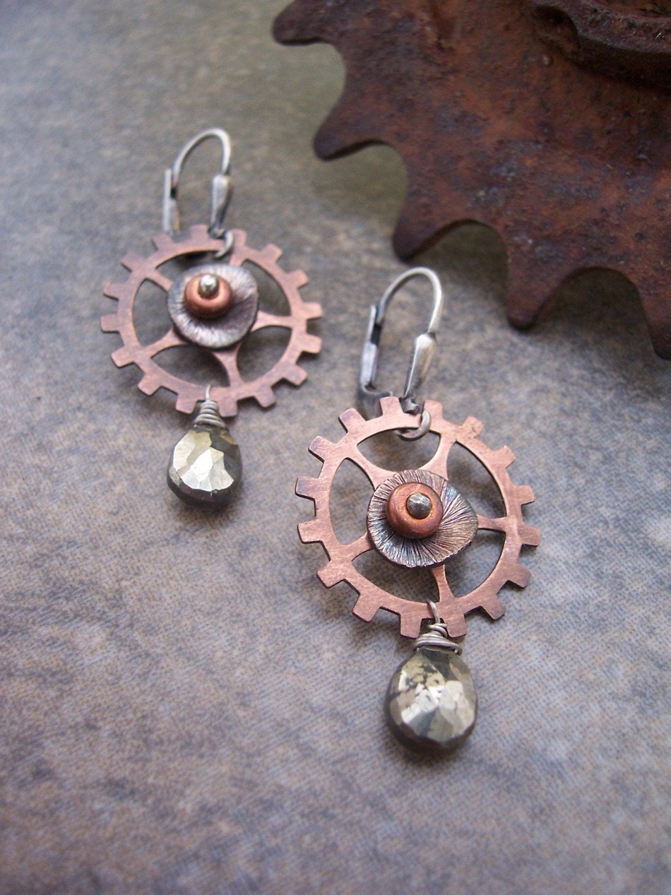 steampunk Ohrringe Mit Kupfer Und Pyrit, Industrie Schmuck, Pyrit Ohrringe, Zahnräder Kettenräder von dnajewelrydesigns