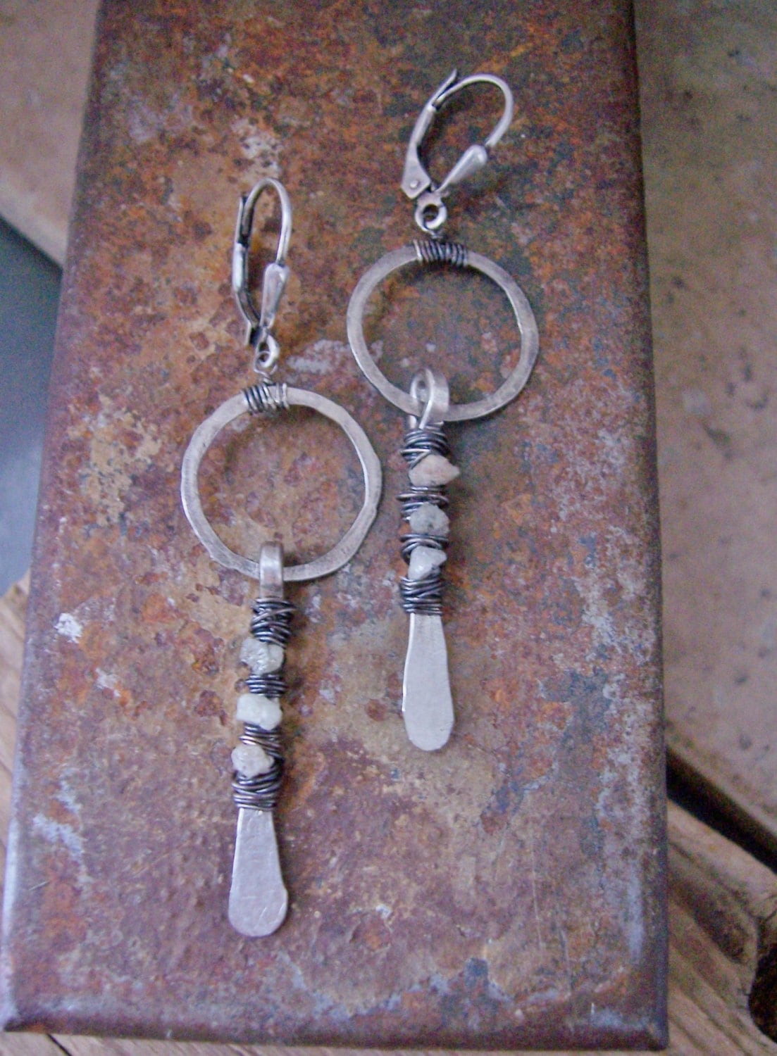 sterling Silber Draht Gewickelt Rohdiamant Tropfen Ohrringe - Schmuck Alternative Braut Diamant Rohstein von dnajewelrydesigns