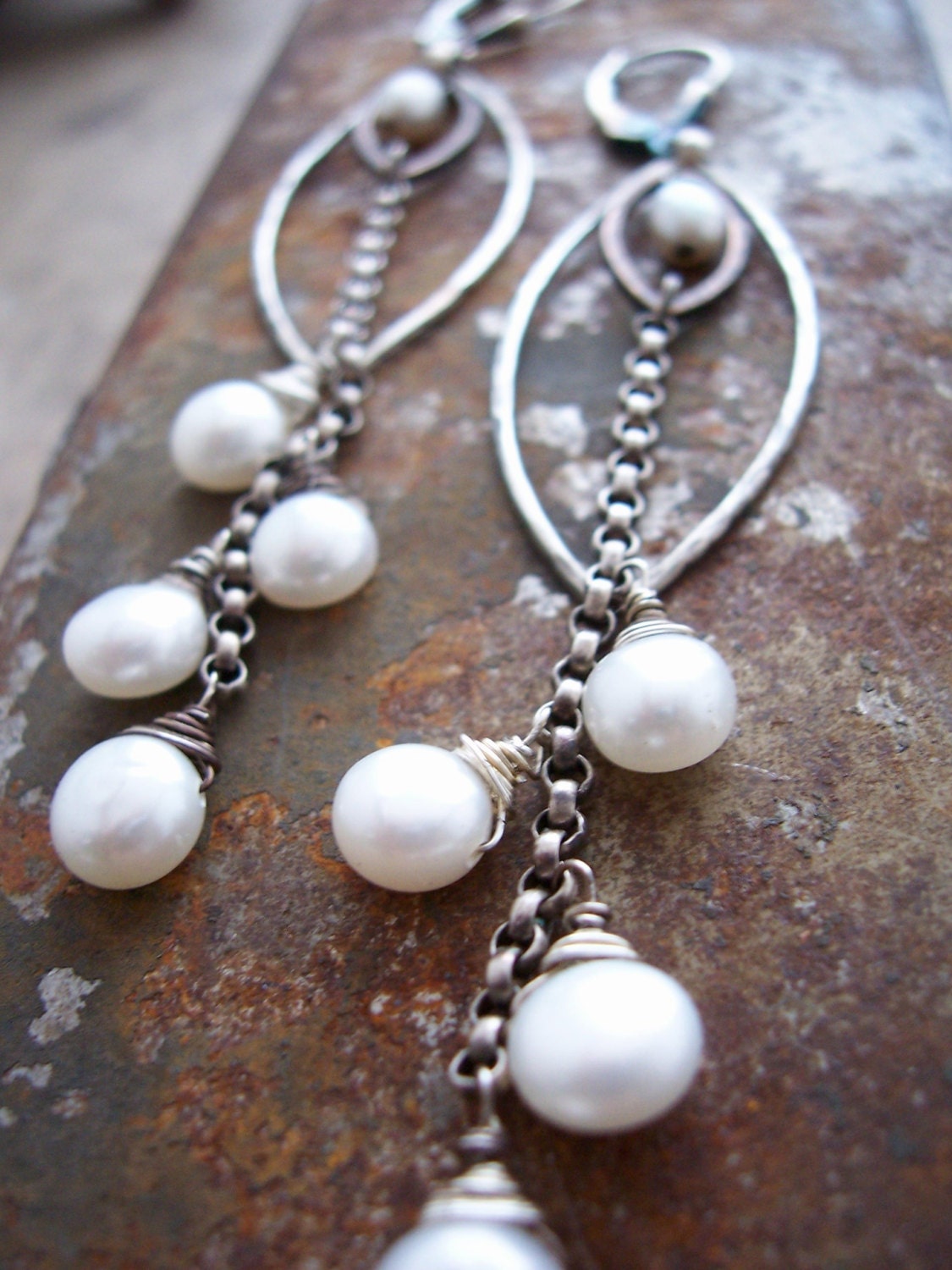 sterling Silber Feder Ohrringe - Weiße Perlen- Optionen Für Süßwasserperle von dnajewelrydesigns