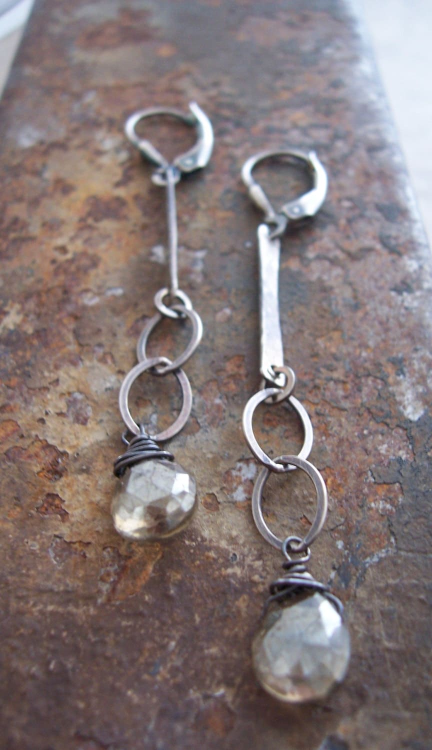 sterling Silber Ohrringe, Diamant-Finish Quarz Tropfen Rosenquarz Metallarbeit Lange Baumeln Ohrringe von dnajewelrydesigns