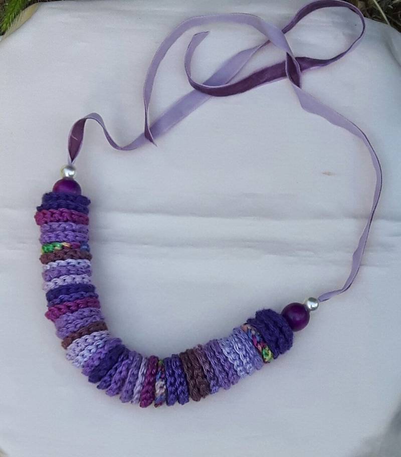 Boho Faser Bunt Halskette Mit Holzperlen, Gestrickte Baumwolle Kleine Mandalas in Lila Tönen Auf Samtband von dnicecraft