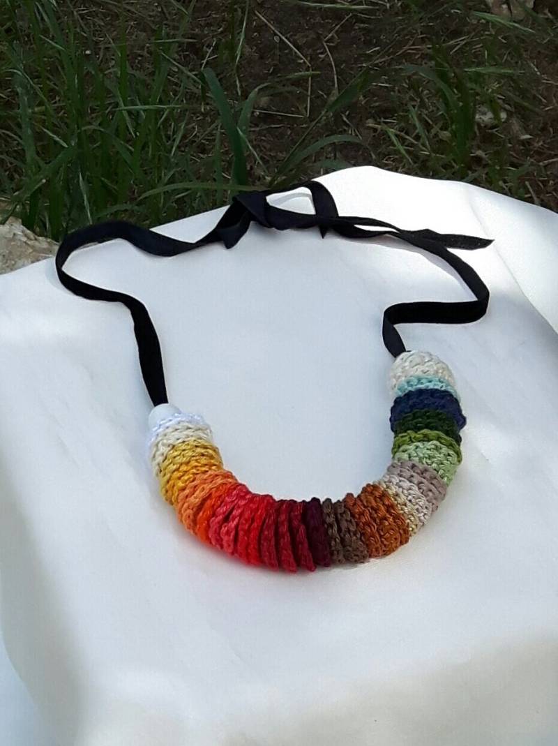 Boho Faser Bunte Halskette Mit Holzperlen, Gestrickte Baumwolle Regenbogen Kleine Mandalas Auf Schwarzem Samtband von dnicecraft