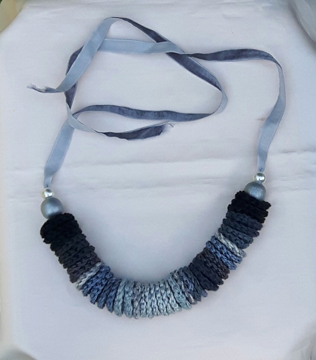 Boho Faserkette Mit Holzperlen, Gestrickte Kleine Mandalas Aus Baumwolle in Grau-Schwarz Nuancen An Grauem Samtband Boho Faserkette Mit Holzperlen, Gestrickte Kleine Mandalas Aus Baumwolle in Grau-Schwarz Nuancen An Grauem Samtband von dnicecraft