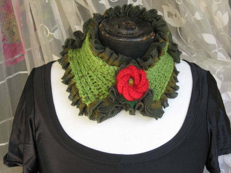 Doppelseitige Rüschen Halswärmer Mit Roter Strickblume von dnicecraft