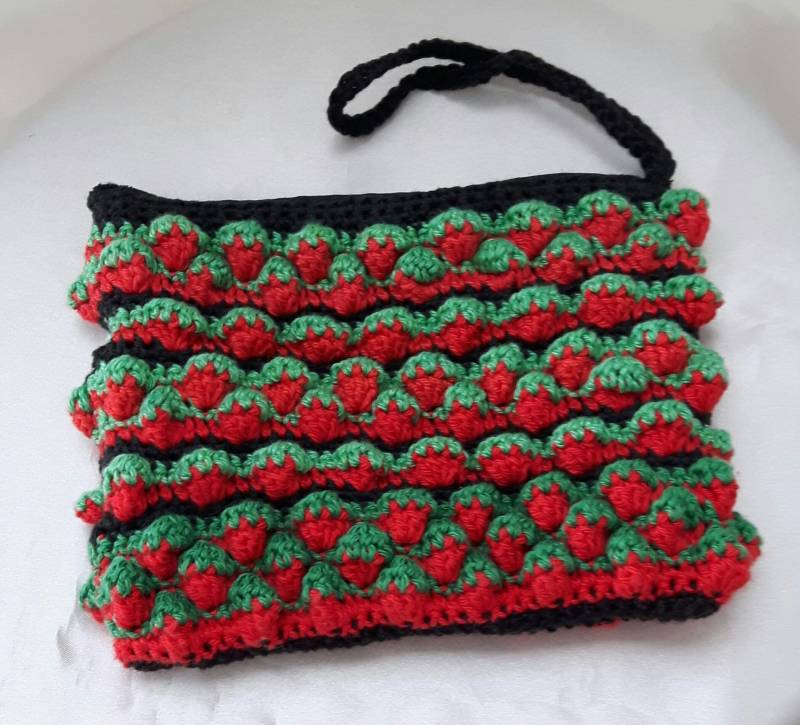 Eine Gestrickte Handgemachte Clutch-Tasche in Einem Roten Dreidimensionalen Erdbeermuster Mit Grünen Blättern Aus 100% Baumwollgarn von dnicecraft