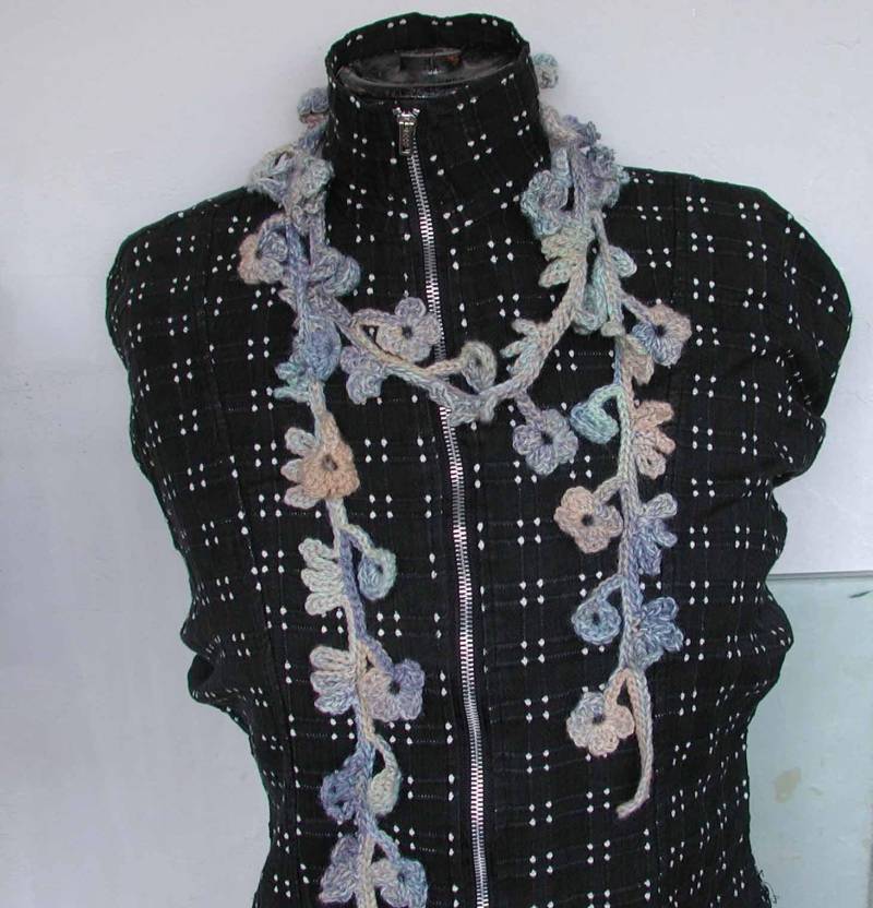 Florales Lariat in Hellblau Und Beige, Gestrickte Blumen Blatt Auf Langem Schal von dnicecraft