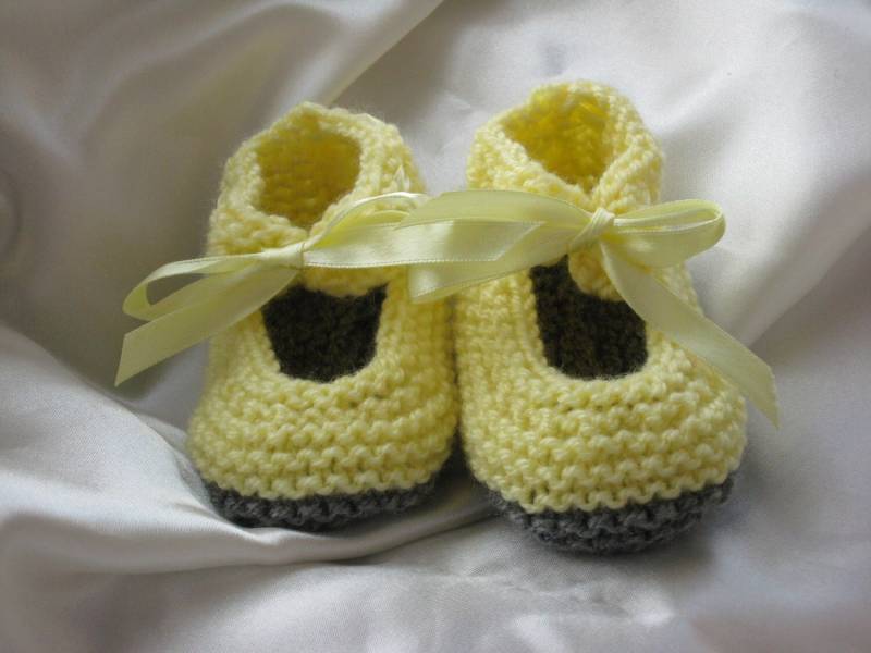 Gestrickte Babyschuhe Gelb Und Grau Mit Satinband von dnicecraft