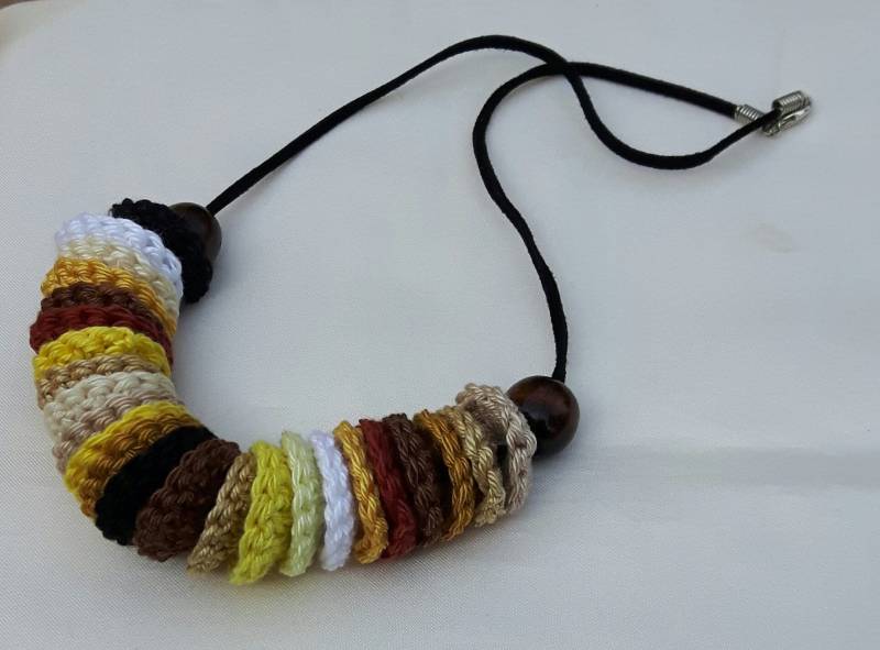 Gestrickte Baumwolle Gelb Braune Mandalas Halskette, Boho Faserkette Mit Holz Braunen Perlen von dnicecraft