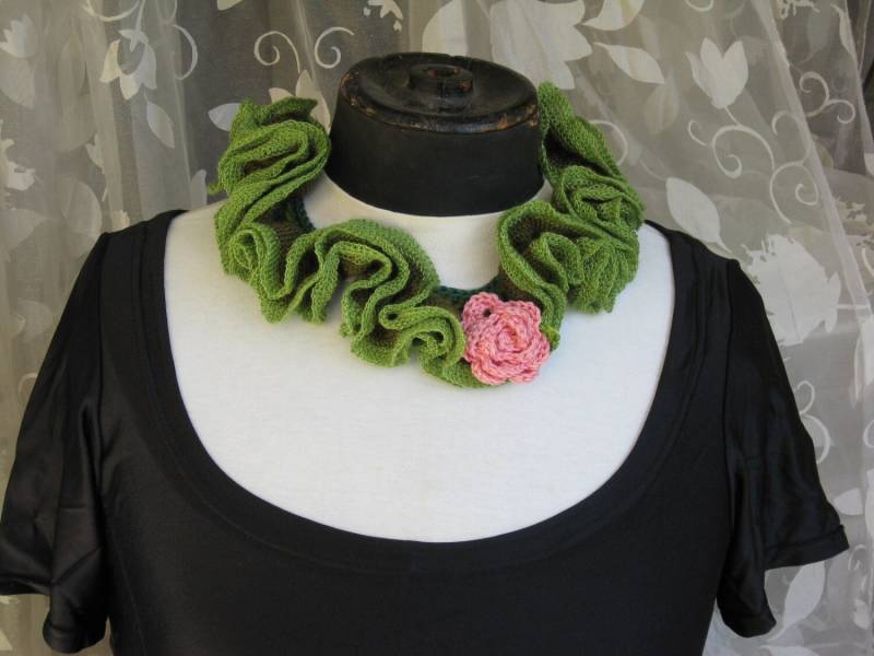 Gestrickte Rüschenkette Mit Rosa Gestrickter Blume von dnicecraft