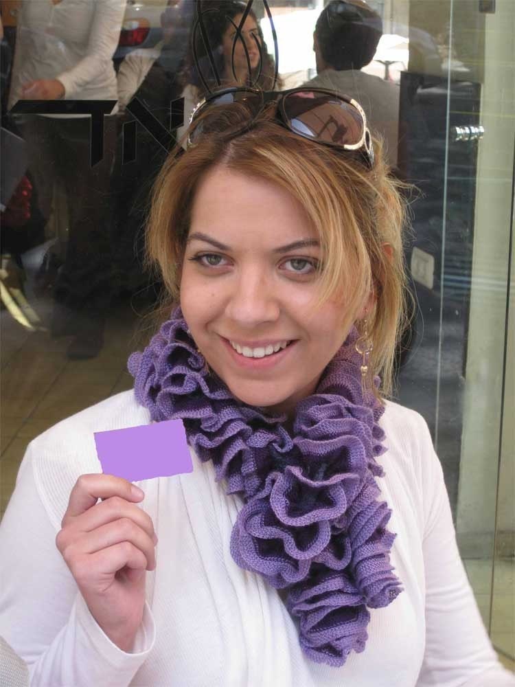 Gestrickter Rüschenschal in Lilatönen von dnicecraft