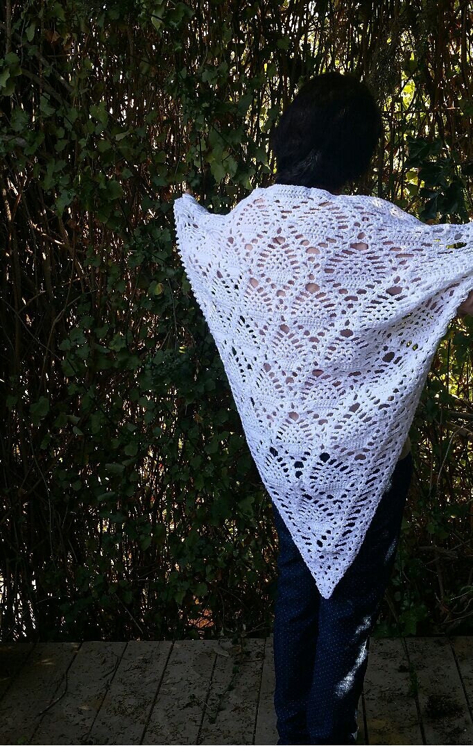 Handgestricktes Dreieckstuch Aus Spitze in Weiß Ananas von dnicecraft