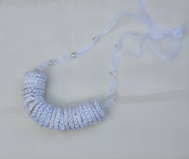 Hochzeit Weiß Gestrickte Mandalas Kette, Boho Faser Halskette Auf Organzaband Mit Weißen Kristallperlen von dnicecraft