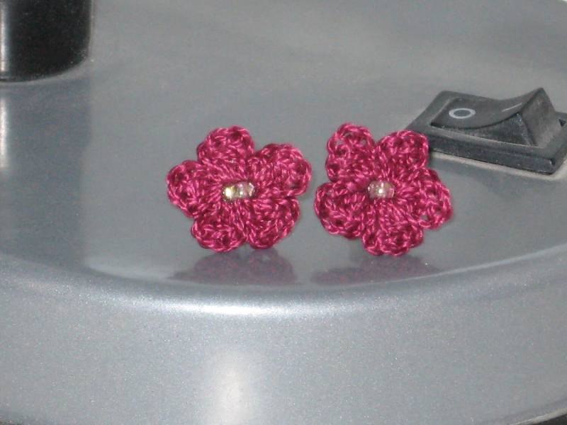 Ohrstecker Mit Gehäkelter Blume in Weinrot von dnicecraft