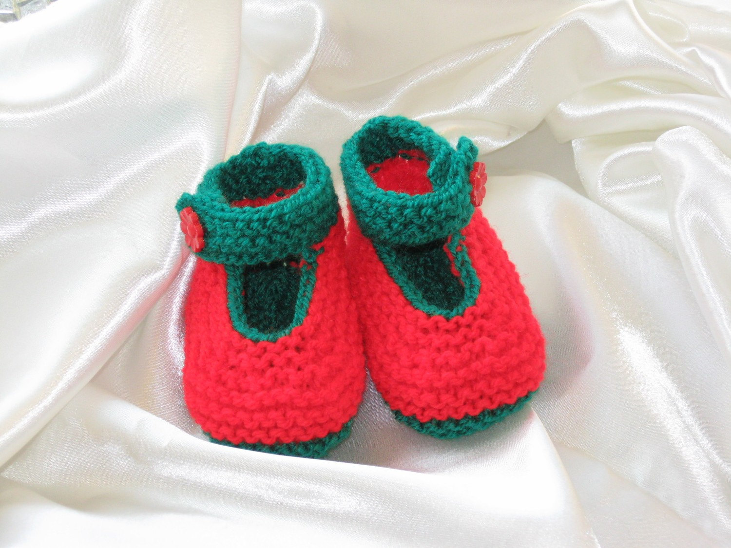 Rot Und Grün Gestrickte Mary Jane Baby Booties von dnicecraft
