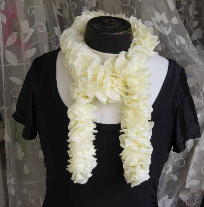 Weiß Gestrickter Rüschenschal von dnicecraft