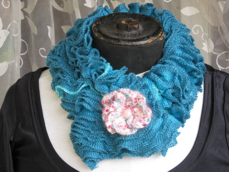 Zweiseitiges Türkis Rüschenhalswärmer Mit Gestrickter Blume von dnicecraft