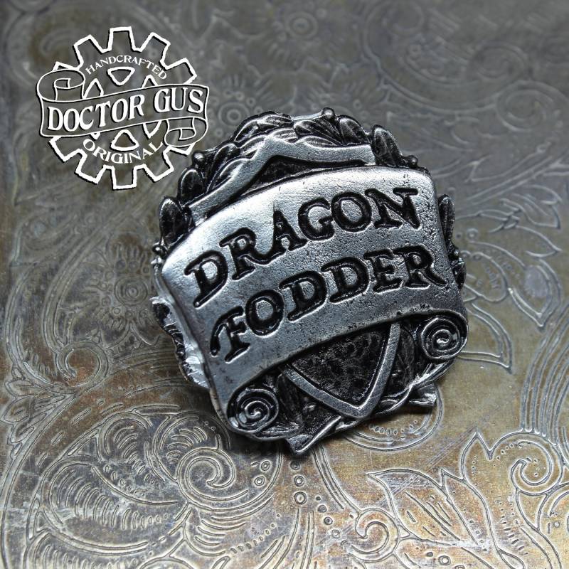 Drachenfutter Abzeichen - Rpg Charakter Klasse Pin Handgefertigtes Zinn Accessoires Von Doctor Gus von doctorgus